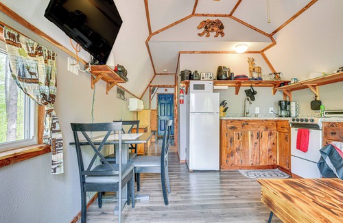 Vulcan Cabin | Inviting Des Arc Cabin w/Fire Pit + Deck!