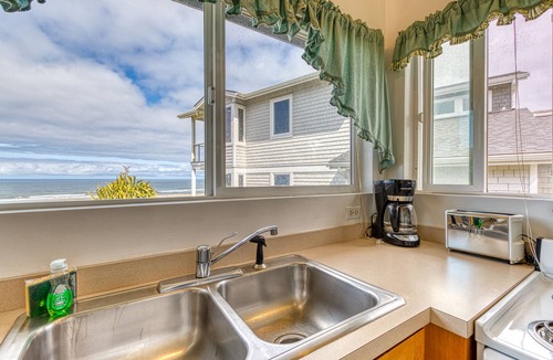 Bandon Apartment | Inviting dog-friendly studio with unobstructed ocean views