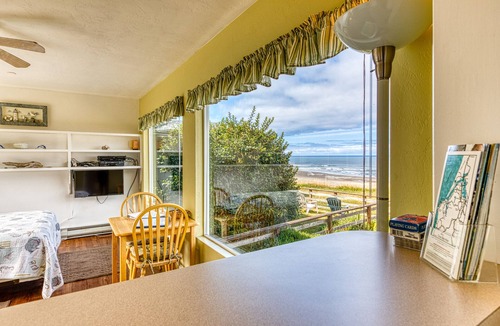Bandon Apartment | Inviting dog-friendly studio with unobstructed ocean views