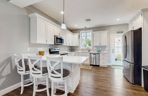 Arundel Cottage | Inviting getaway w/AC, heated pool, hiking trails, gym & nearby beaches