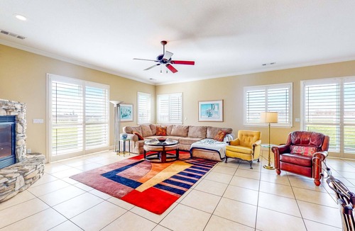 Victor House | Inviting Home on 2.5 acres, Near Vineyards