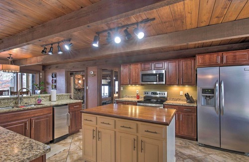 Lampe House | Inviting Home w/ Pool & Hot Tub on Table Rock Lake