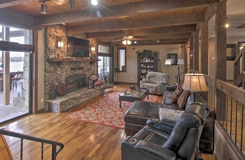 Lampe House | Inviting Home w/ Pool & Hot Tub on Table Rock Lake