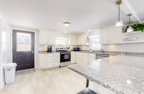 Dundee House | Inviting home with firepit, fast WiFi, skiing, full kitchen, & W/D