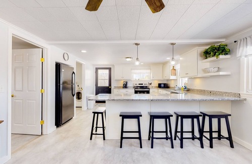 Dundee House | Inviting home with firepit, fast WiFi, skiing, full kitchen, & W/D