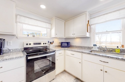 Dundee House | Inviting home with firepit, fast WiFi, skiing, full kitchen, & W/D