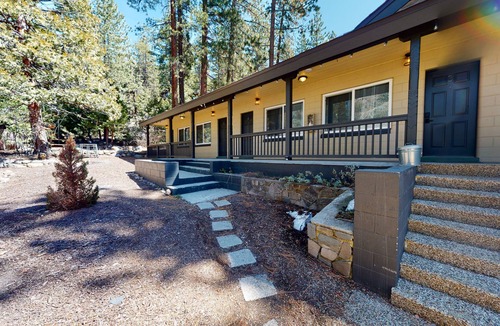 Kings Beach Ski Chalet | Inviting hotel with lakeview, golf, skiing, WiFi, & Netflix