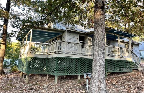 Zwolle House | Inviting Lakefront Cabin with Boat Launch near Zwolle, Louisiana