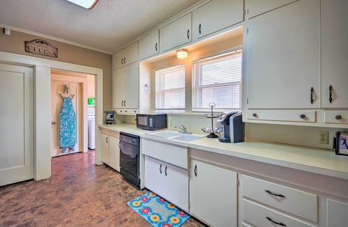North Overton Cottage | Inviting Lubbock Home > 1 Mi to Downtown