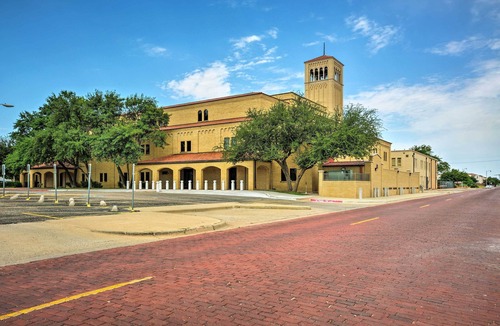 North Overton Cottage | Inviting Lubbock Home > 1 Mi to Downtown