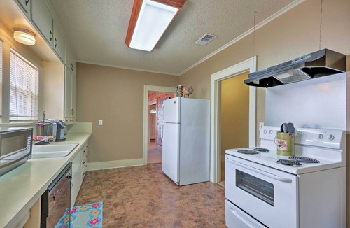 North Overton House | Inviting Lubbock Home > 1 Mi to Downtown