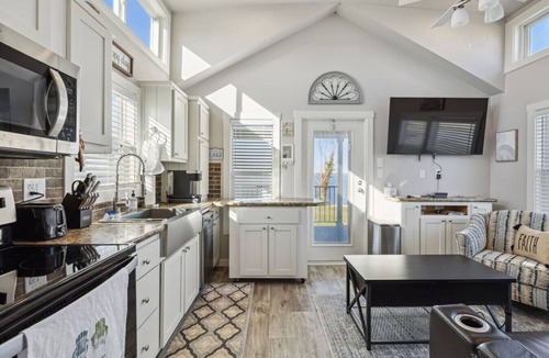 Kerens House | Inviting + Modern Tiny Lakehome
