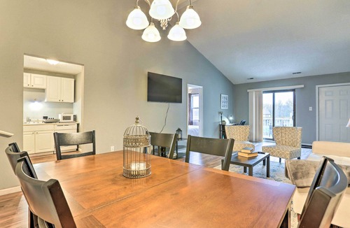 Mount Pocono Condo | Inviting Poconos Getaway w/Deck: Ski & Hike!