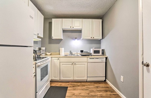 Mount Pocono Condo | Inviting Poconos Getaway w/Deck: Ski & Hike!