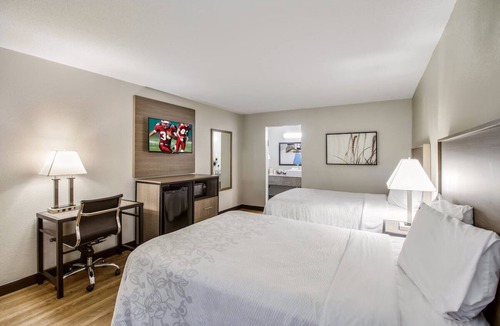 Addison Hotel | Inviting Room Close to WaterTower Theater - Relaxing Getaway
