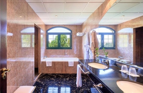 Cebreros Hotel | Inviting Room for Leisure Stays Near Historical Ávila – 3 Miles