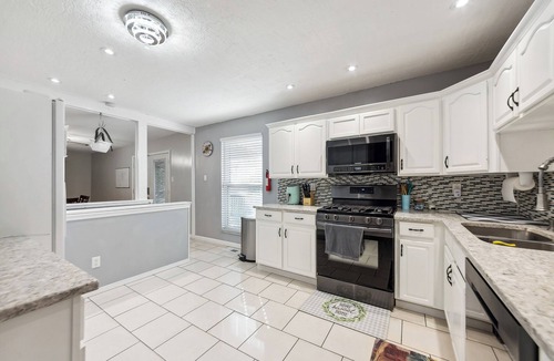 Mehlville House | Inviting St Louis Home w/Deck Near Forest Park!