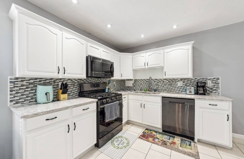 Mehlville House | Inviting St Louis Home w/Deck Near Forest Park!