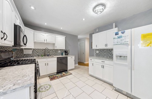 Mehlville House | Inviting St Louis Home w/Deck Near Forest Park!