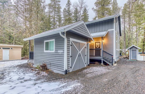 Welches Apartment | Inviting studio with kitchenette & scenic forest setting