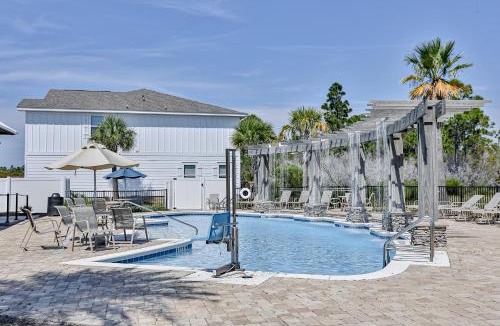 Thomas Drive House | Inviting townhouse with golf nearby pool central AC W&D working desk & chair