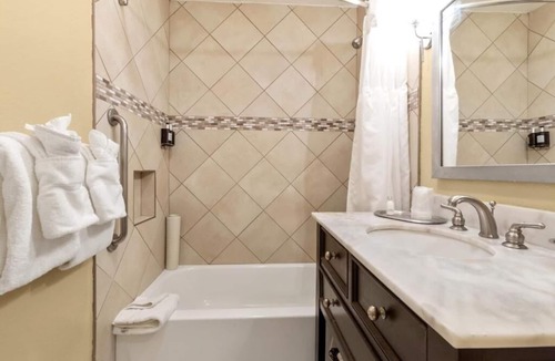 Corte Madera Hotel | Inviting Unit w/Kitchen | Courtyard | Outdoor Pool | Free Parking