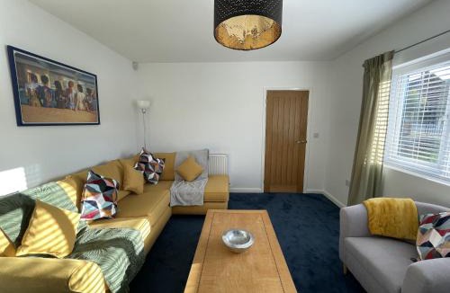 Severn Beach Apartment | Inviting Urban Retreat