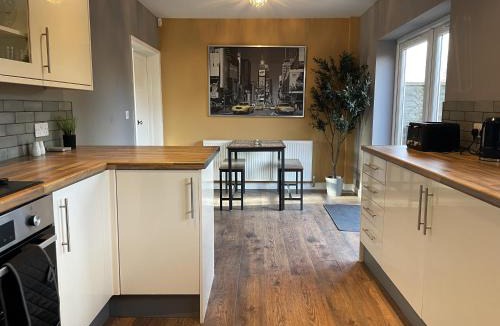 Severn Beach Apartment | Inviting Urban Retreat