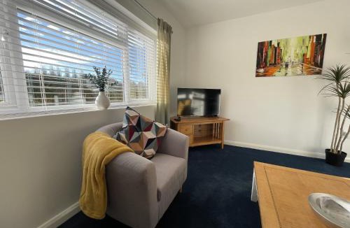 Severn Beach Apartment | Inviting Urban Retreat