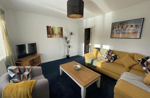 Severn Beach Apartment | Inviting Urban Retreat