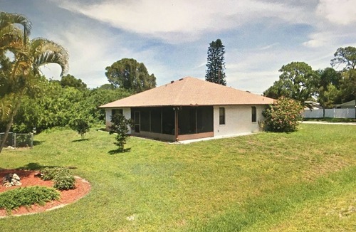 South Venice House | Inviting Venice Home with Old Florida Charm Close to Everything