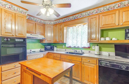 Vicksburg House | Inviting Vicksburg Home w/Patio + Charcoal Grill!