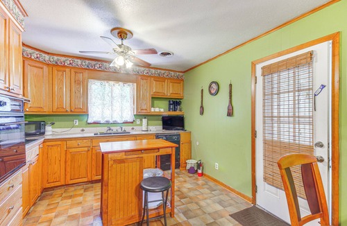 Vicksburg House | Inviting Vicksburg Home w/Patio + Charcoal Grill!
