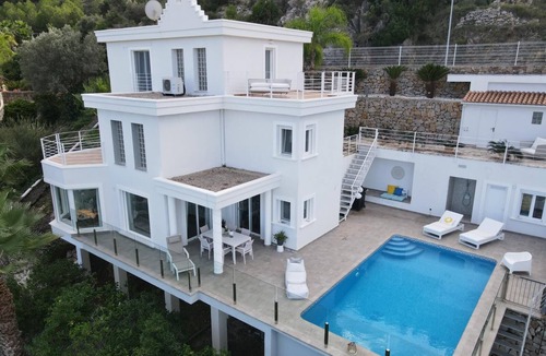 Pedreguer Villa | Inviting villa above Denia with views of the mountains and sea. Pets ❤️