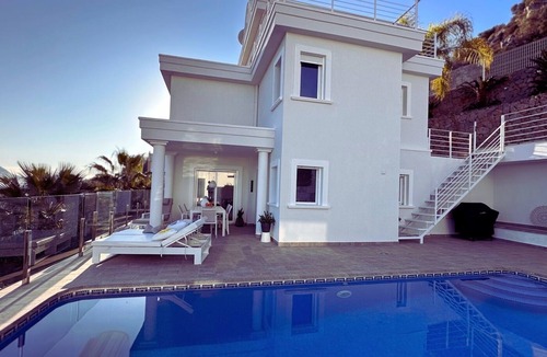 Pedreguer Villa | Inviting villa above Denia with views of the mountains and sea. Pets ❤️