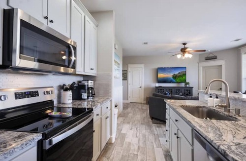 Jonestown Condo | Inviting Villa at Hollows - Lake Views/4 Pools