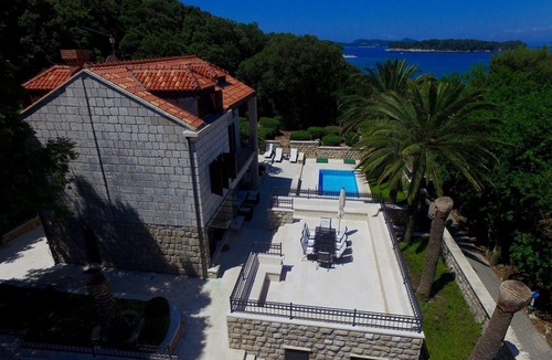 Babin Kuk Villa | Inviting Villa with Luscious Garden