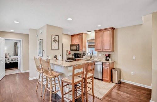 Fernandina Beach Cottage | Inviting waterfront cottage with balcony, firepit, marsh views, & washer/dryer