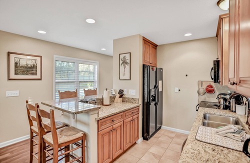 Fernandina Beach Cottage | Inviting waterfront cottage with balcony, firepit, marsh views, & washer/dryer