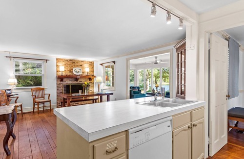 Tasley House | Inviting Waterfront Cottage on Cedar Creek