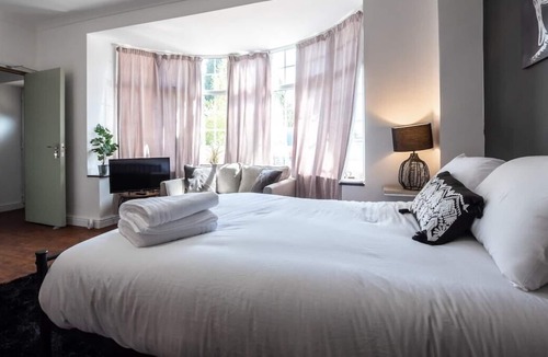 Bedworth Apartment | Iolite - Studio Flat With Parking