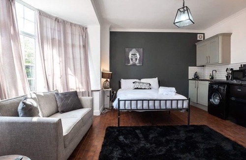 Bedworth Apartment | Iolite - Studio Flat With Parking