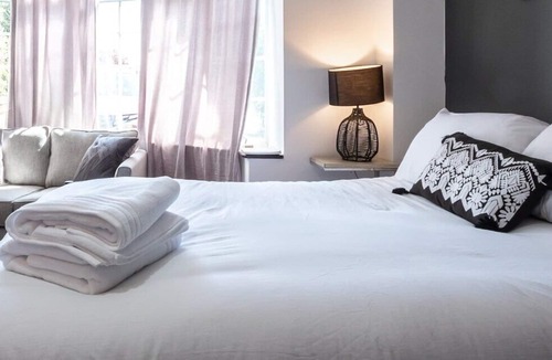 Bedworth Apartment | Iolite - Studio Flat With Parking