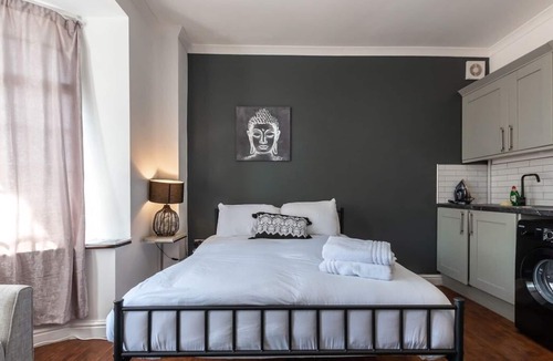 Bedworth Apartment | Iolite - Studio Flat With Parking