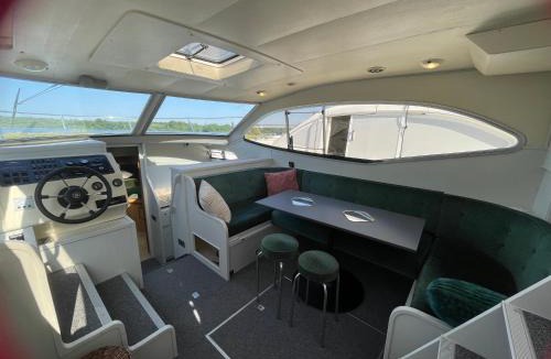 Nevers Boat Rental | Iris, bateau douillet