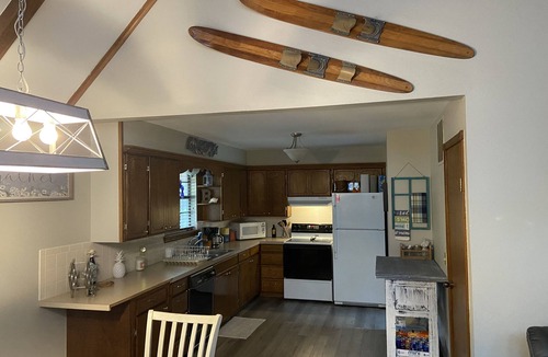 Paradise Hill House | “Iris Cottage” - Cozy Cabin that Sleeps 10