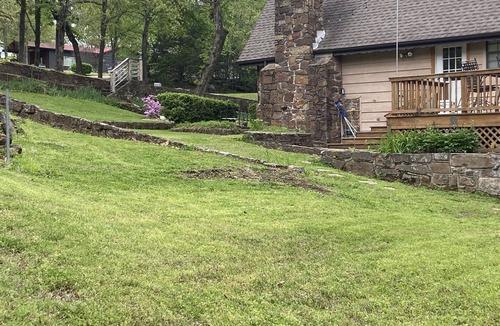 Paradise Hill House | “Iris Cottage” - Cozy Cabin that Sleeps 10