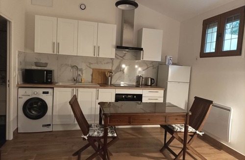 Saint-Germain-en-Laye Cottage | Iris Garden Cottage