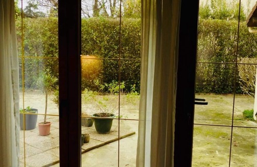 Saint-Germain-en-Laye Cottage | Iris Garden Cottage