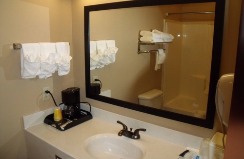 Lazbuddie Hotel | Irish Inn And Suites